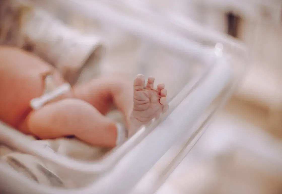 Premature en couveuse de neonatologie
