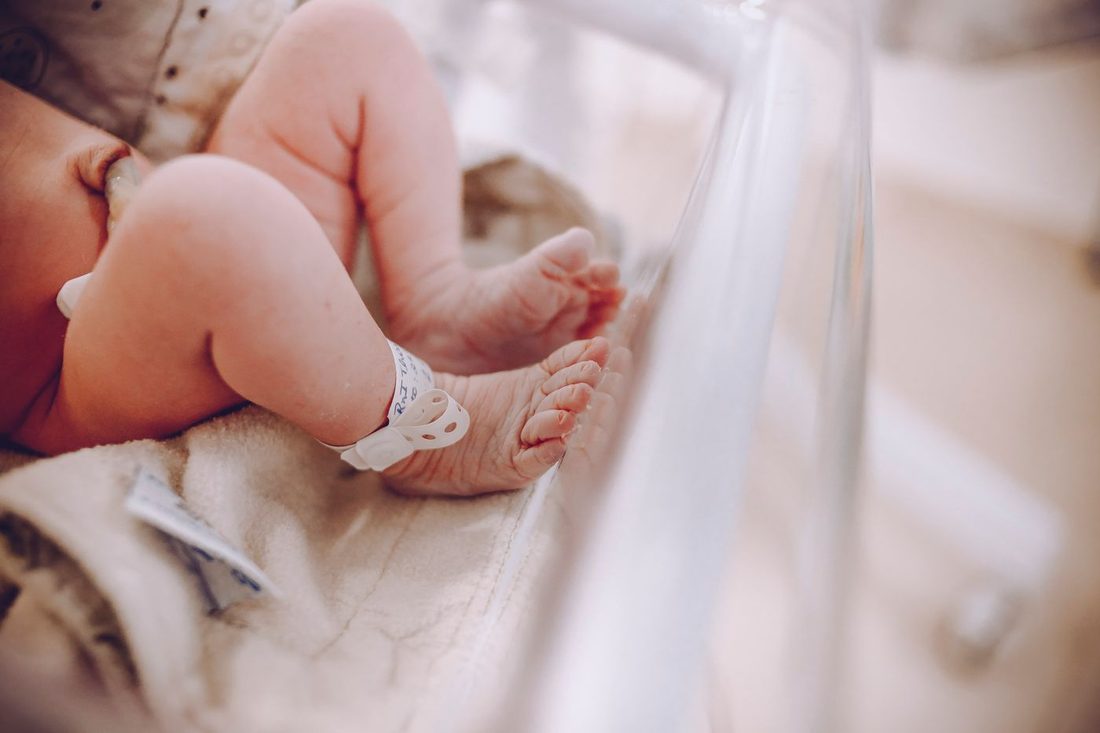 Pieds d'un premature avec bracelet