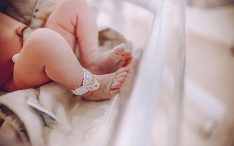 Pieds d'un premature avec bracelet