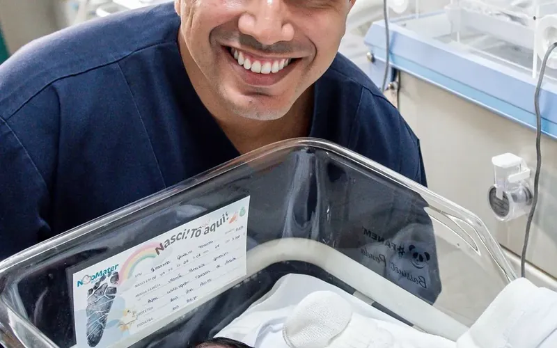 Parent aupres de son premature en couveuse