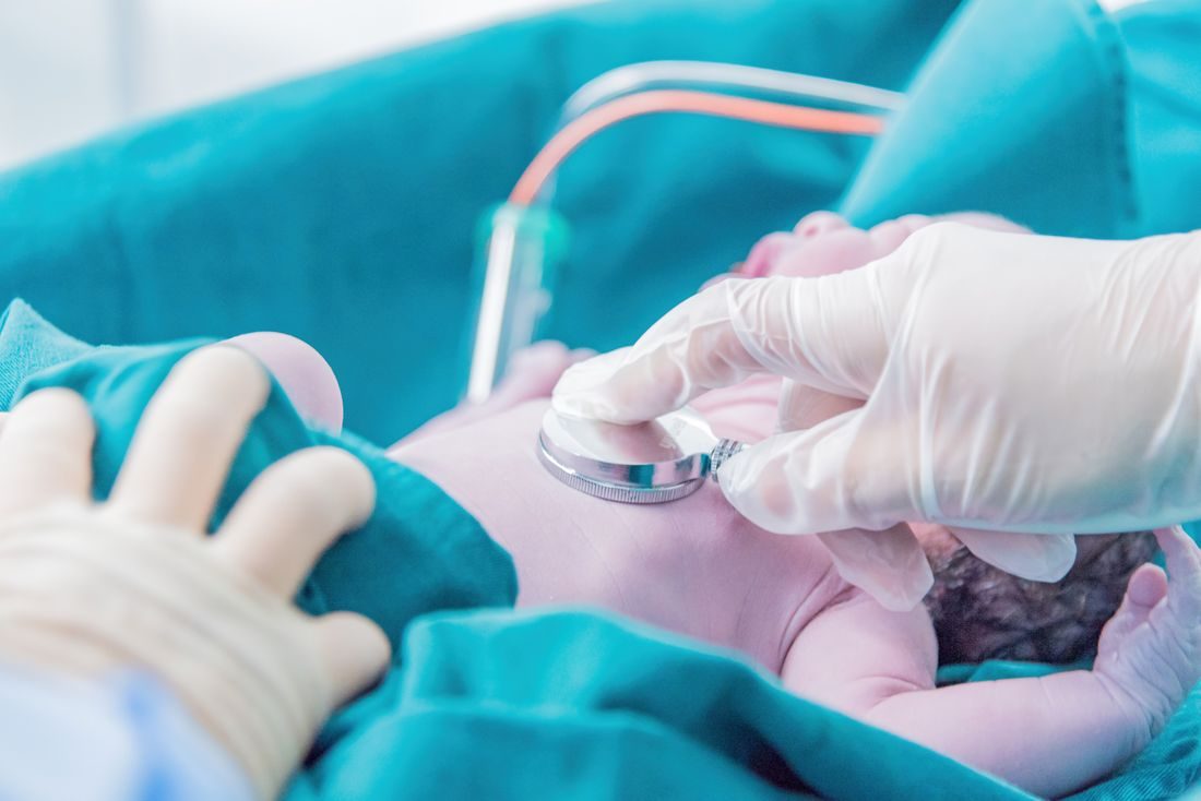 Premature et respirateur en couveuse