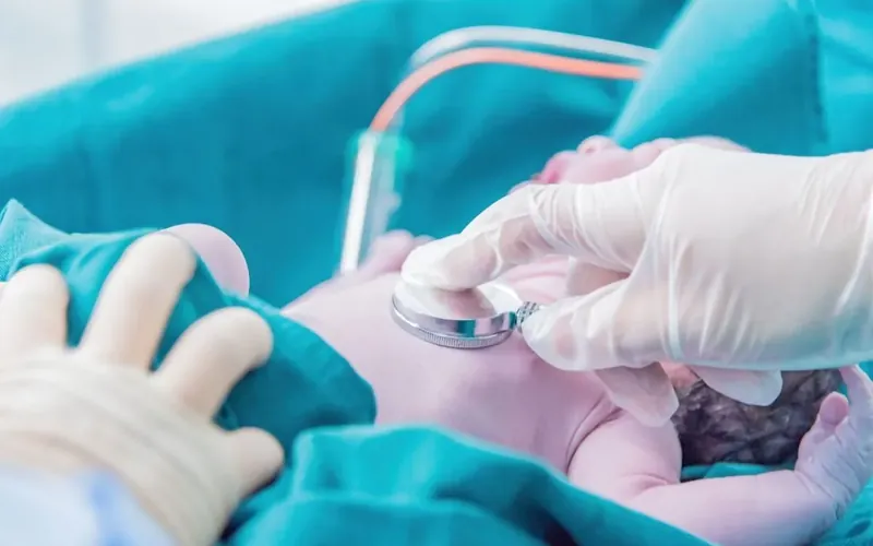 Premature et respirateur en couveuse