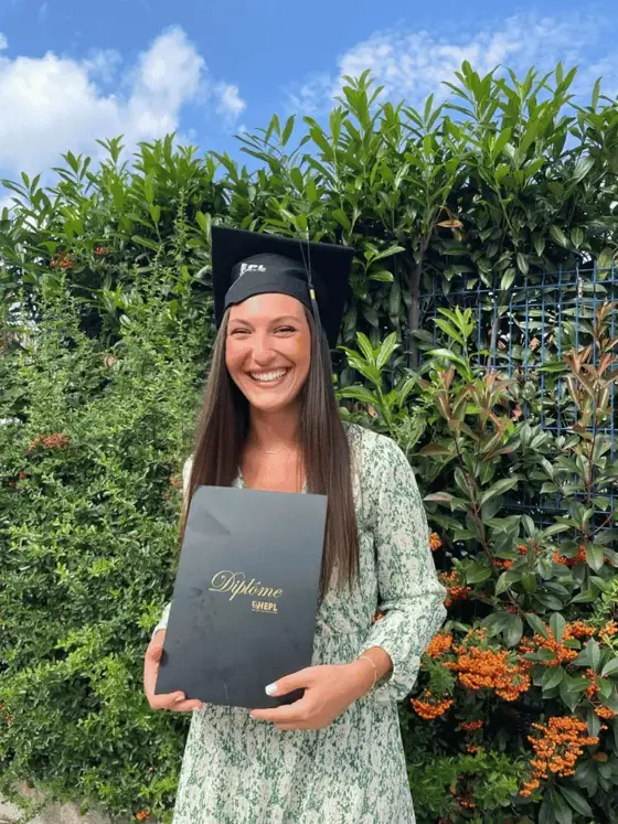 Léa, diplôme en main, le jour de la remise de son diplôme