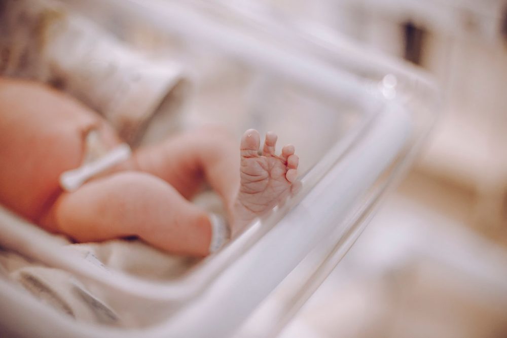 Premature en couveuse de neonatologie