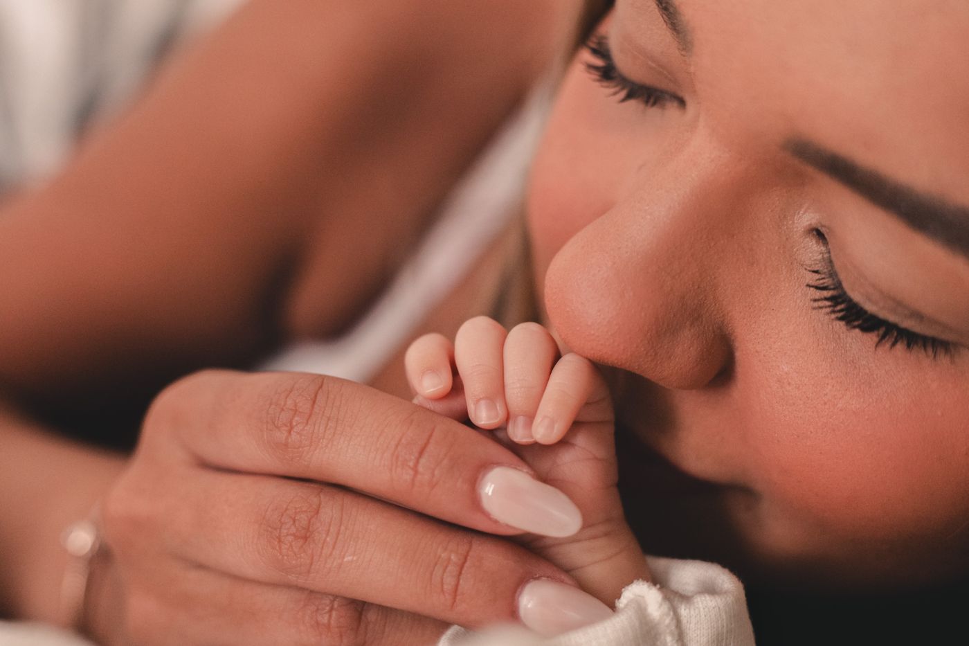 Parent et bebe en peau a peau